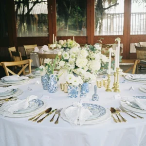 Table blanche de Festiloc en Gironde (location de matériel/vaisselle/mobilier pour mariage, baptêmes, anniversaires...)