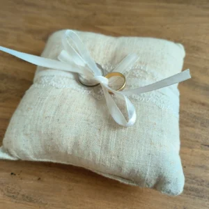 Coussin à alliances lin et dentelle