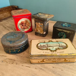 Lot de 7 boites en fer