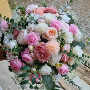 Boule de fleurs ton rose entre 30 et 40 cm