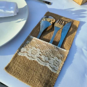 Ranges couverts en toile de jute et dentelle blanche