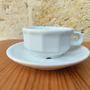 Tasses à café anciennes avec sous tasse