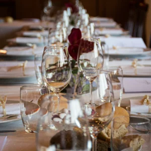Table décorrée par du matériel de location en Gironde, pour un mariage, baptême ou anniversaire